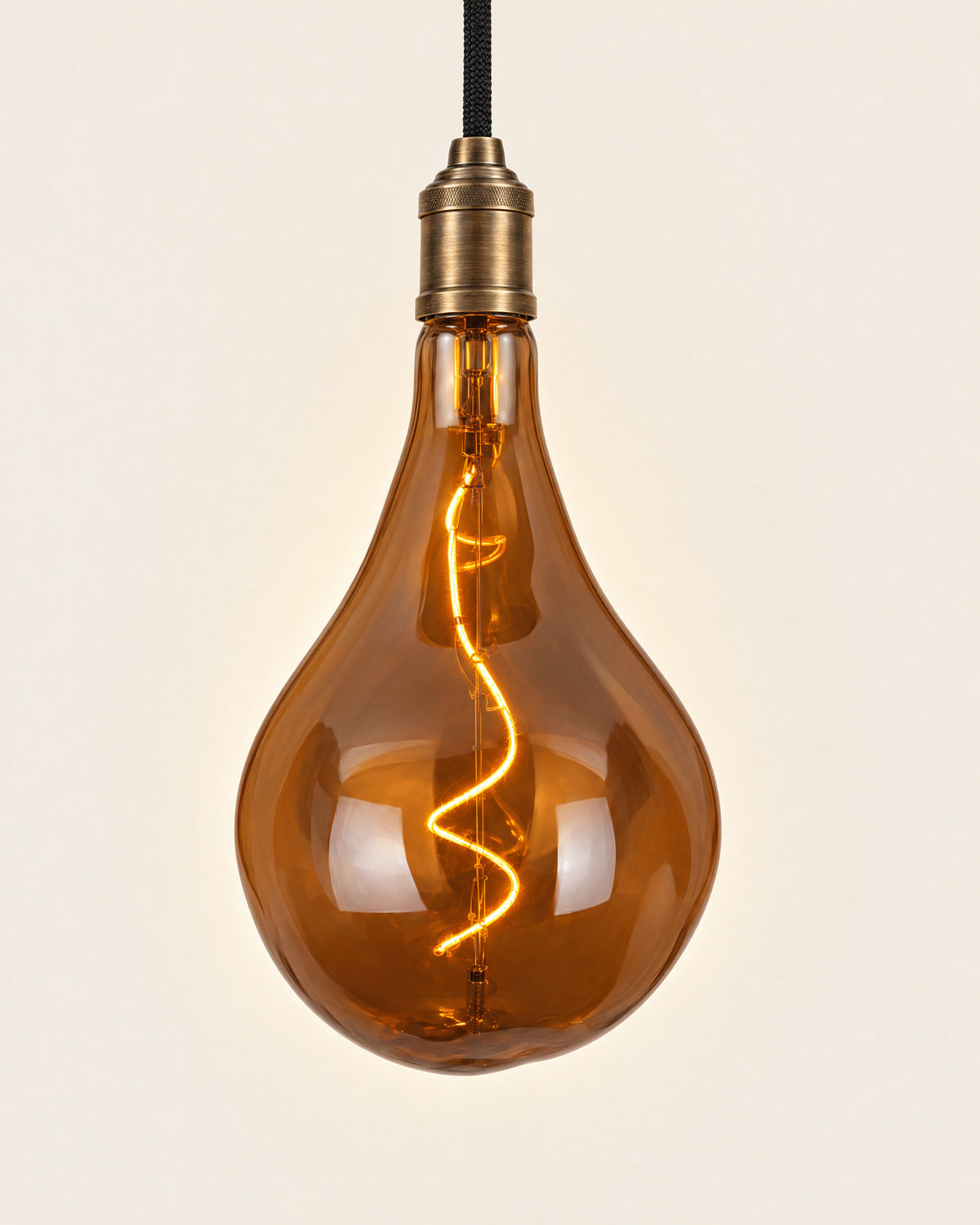 Astra BT165 dekor LED filament izzó borostyán színű, csepp formájú üvegburával, bronz foglalatú függesztéken