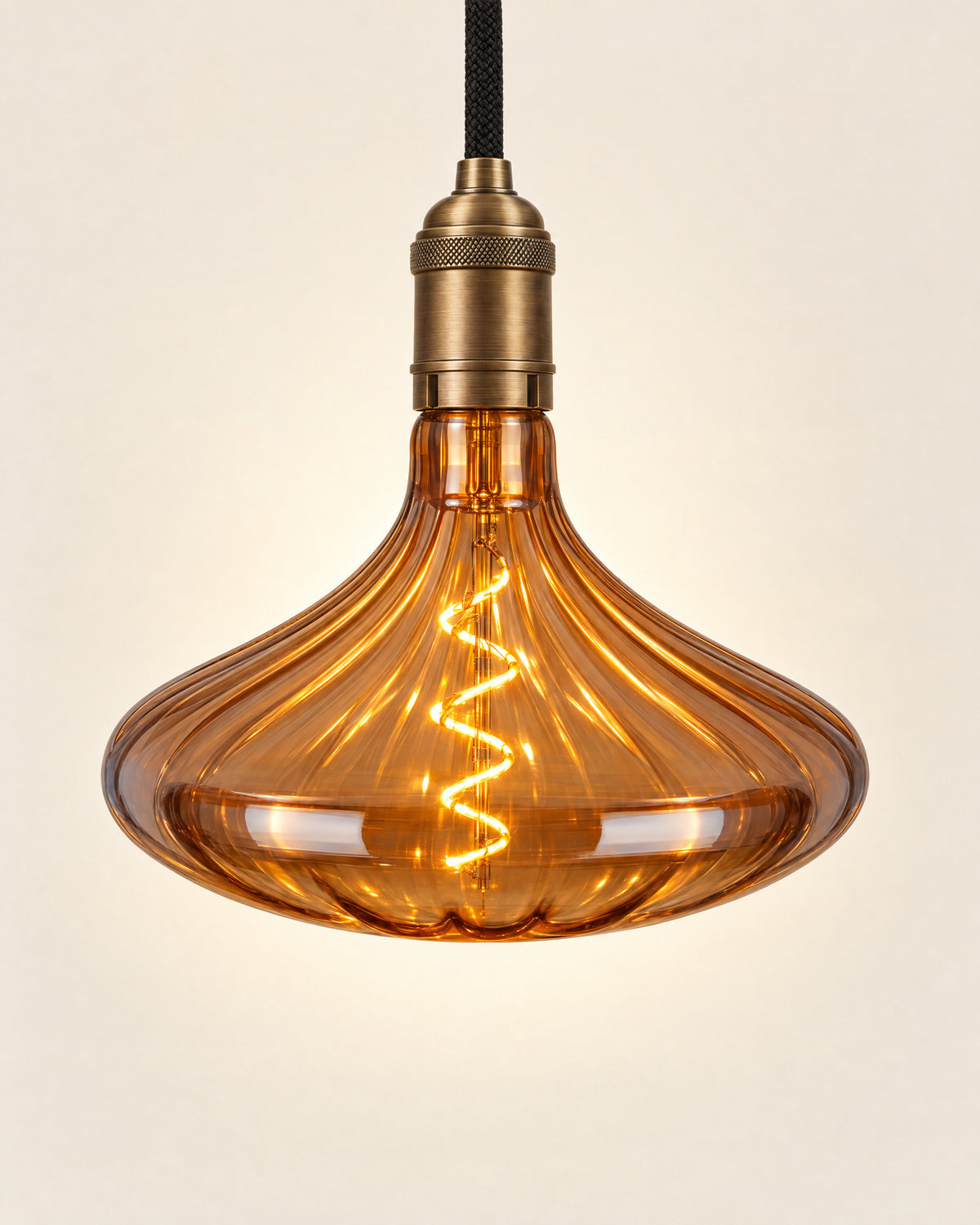 Orbita UFO 200 dekor LED filament izzó bordázott borostyán üvegben, bronz foglalatú függesztéken