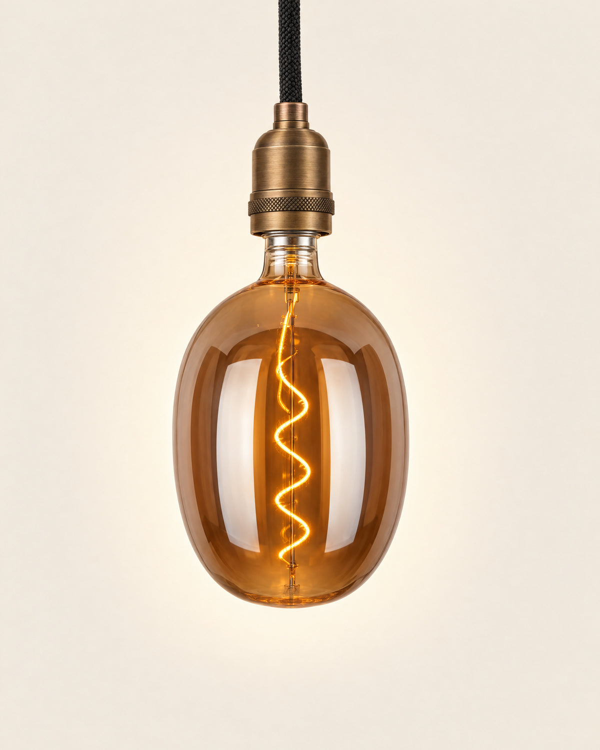 Uovo Egg 180 dekor LED filament izzó tojás formájú borostyán üvegben, bronz foglalatú függesztéken